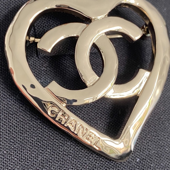 CHANEL 2022P GOLDEN TONE HEART METAL BROOCH WITH CC LOGO - Picture 6 of 16